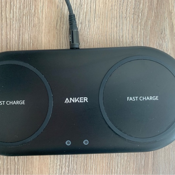 Anker Dual Fast Wireless Charger in Black - Picture 2 of 11